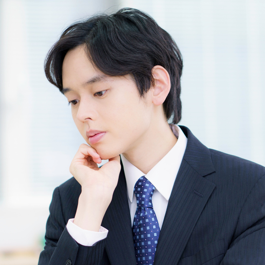 悩む人