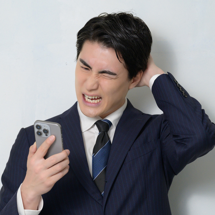 悩む人